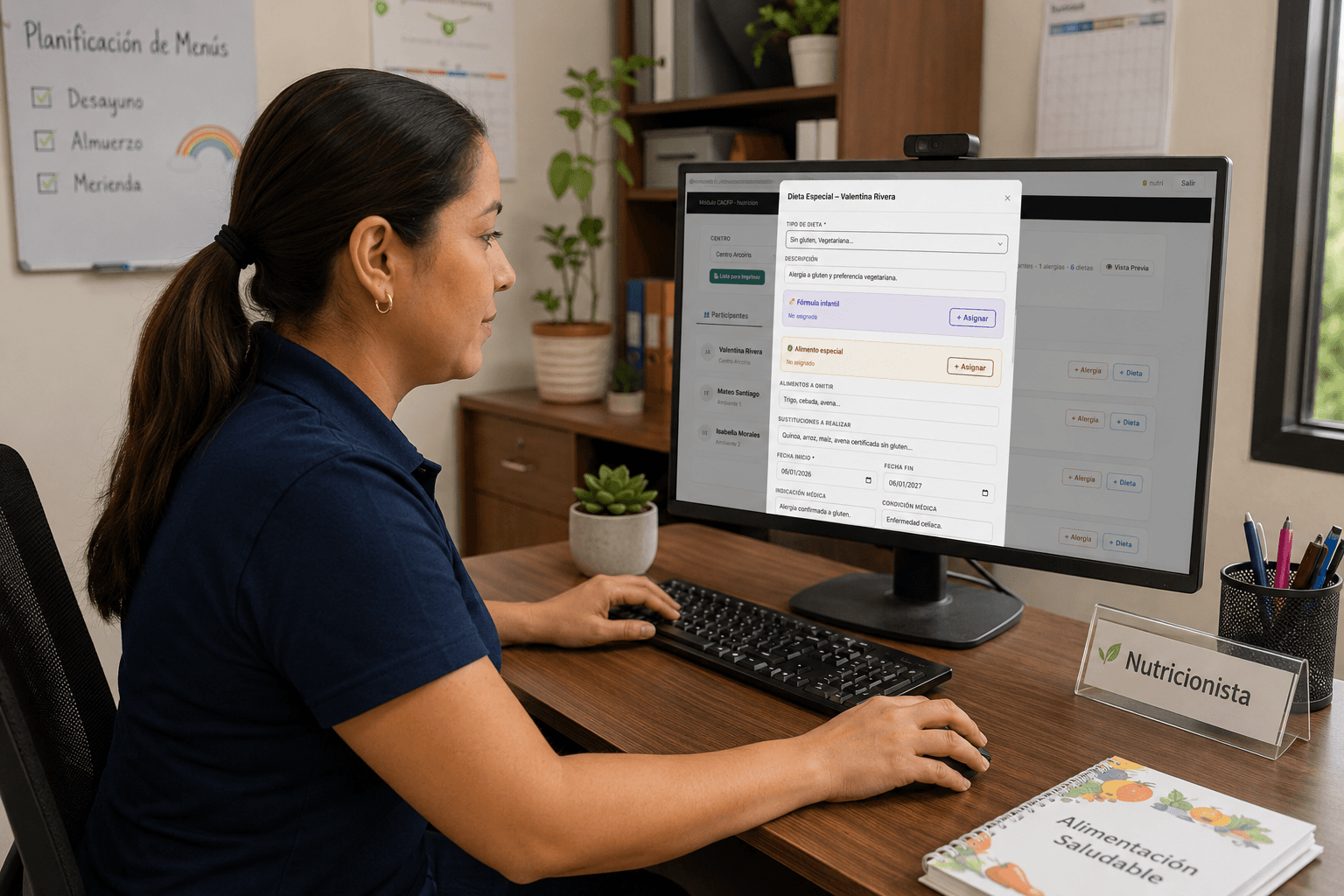 Nutricionista registrando dietas especiales en su computadora